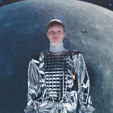 Bei der Herbst-Winter-Kollektion 2021 von Balmain verwandelte sich der Laufsteg in ein Szenario der Flucht. Im Hintergrund schwebte der Mond, während die Pandemie-gebeutelten Zuschauer von Reisen in die Ferne träumten