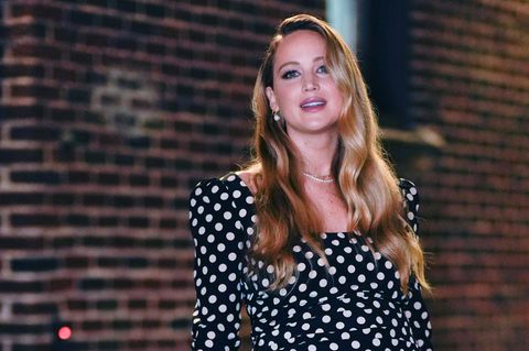 Jennifer Lawrence vor ihrem Auftritt bei der Stephen Colbert Show mit Babybauch