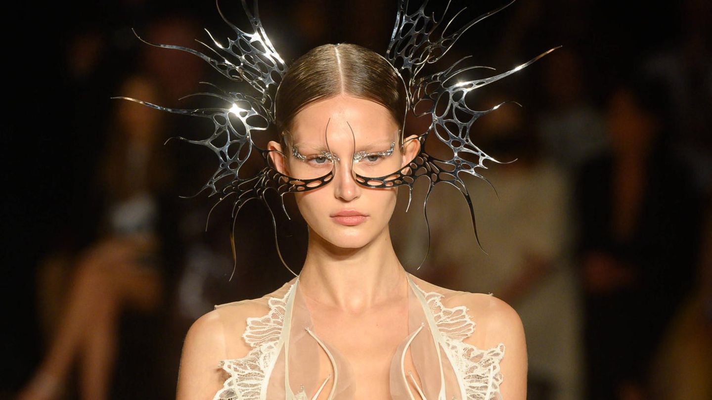Iris van Herpen hingegen verfolgt einen ganz anderen Ansatz: Sie konzentriert sich bei ihrer Arbeit vorrangig auf 3D-Druck. Für ihre Herbstkollektion 2023 verwandelte sie die Models in Außerirdische mit silbernem Gesichtsschmuck, Eyeliner und auffälligen Kronen