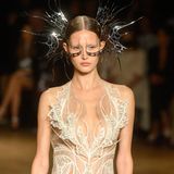 Iris van Herpen hingegen verfolgt einen ganz anderen Ansatz: Sie konzentriert sich bei ihrer Arbeit vorrangig auf 3D-Druck. Für ihre Herbstkollektion 2023 verwandelte sie die Models in Außerirdische mit silbernem Gesichtsschmuck, Eyeliner und auffälligen Kronen