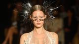 Iris van Herpen hingegen verfolgt einen ganz anderen Ansatz: Sie konzentriert sich bei ihrer Arbeit vorrangig auf 3D-Druck. Für ihre Herbstkollektion 2023 verwandelte sie die Models in Außerirdische mit silbernem Gesichtsschmuck, Eyeliner und auffälligen Kronen