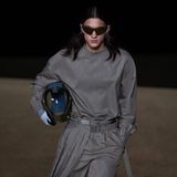 Die Herbstkollektion 2023 von Dior Men schlug eine Brücke zwischen den Pyramiden im historischen Gizeh und dem Universum. Mit Körperpanzern, Sonnenbrillen und modernen Helmen unter dem Arm schritten die Models über den Sci-Fi-artigen Laufsteg