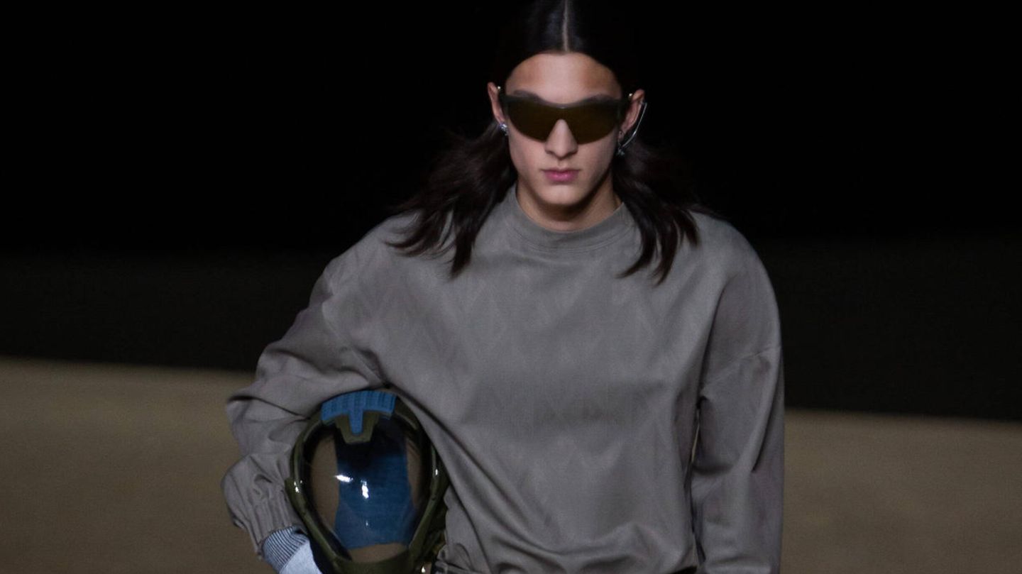 Die Herbstkollektion 2023 von Dior Men schlug eine Brücke zwischen den Pyramiden im historischen Gizeh und dem Universum. Mit Körperpanzern, Sonnenbrillen und modernen Helmen unter dem Arm schritten die Models über den Sci-Fi-artigen Laufsteg