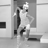 Mit kastenförmigen Kleidern, weißen Stiefeln und futuristischen Brillen war der Franzose André Courrèges einer der ersten Designer, der in den 60er-Jahren den intergalaktischen Stil für sich entdeckte