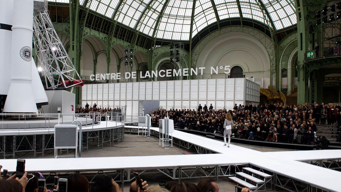 Für die Herbst-Winter-Kollektion 2017 von Chanel inszenierte Karl Lagerfeld im Grand Palais in Paris eine spektakuläre Show: Ein riesiges Raketenschiff mit dem ikonischen Chanel-Monogramm wurde in der Mitte der Bühne platziert und simulierte sogar einen künstlichen Start. Die Models präsentierten sich in "Jetsons"-inspirierten Outfits mit glitzernden, kniehohen Go-Go-Stiefeln und doppelreihigen Bouclé-Rock-Anzügen