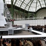 Für die Herbst-Winter-Kollektion 2017 von Chanel inszenierte Karl Lagerfeld im Grand Palais in Paris eine spektakuläre Show: Ein riesiges Raketenschiff mit dem ikonischen Chanel-Monogramm wurde in der Mitte der Bühne platziert und simulierte sogar einen künstlichen Start. Die Models präsentierten sich in "Jetsons"-inspirierten Outfits mit glitzernden, kniehohen Go-Go-Stiefeln und doppelreihigen Bouclé-Rock-Anzügen