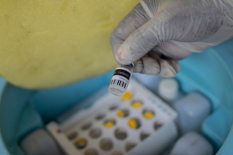 Eine Krankenschwester hält im Allgemeinen Krankenhaus in Goma ein Fläschchen mit Mpox-Impfstoff in der Hand