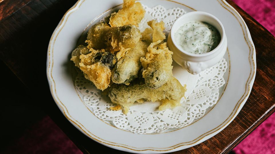Küchenchef Tobias Beck: Frittierte Spreewaldgurken mit Dip. Inspiriert von einer Kanutour im Spreewald: "Ich habe das Rezept einfach geklaut", sagt der Küchenchef Frittierte Spreewaldgurken mit Dip. Inspiriert von einer Kanutour im Spreewald: "Ich habe das Rezept einfach geklaut", sagt der Küchenchef