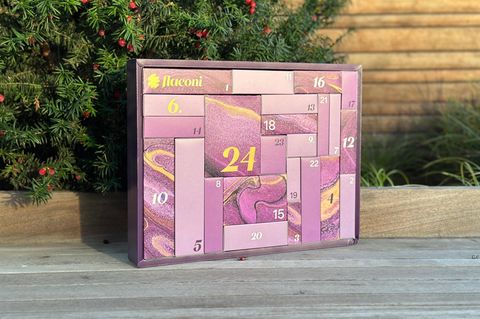 Auf einer Bank steht ein Flaconi Adventskalender 2024.