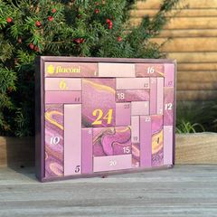 Auf einer Bank steht ein Flaconi Adventskalender 2024.