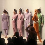 Die Weltraumvisionen von Thierry Mugler zeichneten sich 1979 vorzugsweise durch menschliche Cyborgs aus. Seine Models wirkten häufig wie Aliens von fernen Planeten. Mit metallischen Details wie Gürteln kreierte er einen unverwechselbaren Look