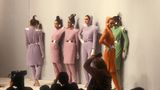 Die Weltraumvisionen von Thierry Mugler zeichneten sich 1979 vorzugsweise durch menschliche Cyborgs aus. Seine Models wirkten häufig wie Aliens von fernen Planeten. Mit metallischen Details wie Gürteln kreierte er einen unverwechselbaren Look