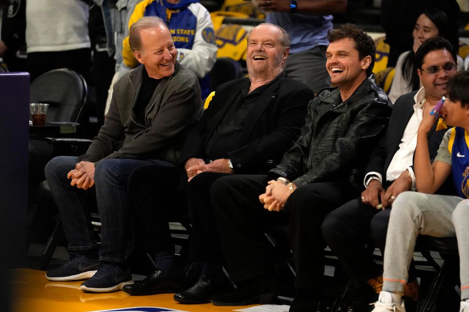Jach Nicholson und sein Sohn Ray bei einem Spiel der Los Angeles Lakers in der ersten Reihe