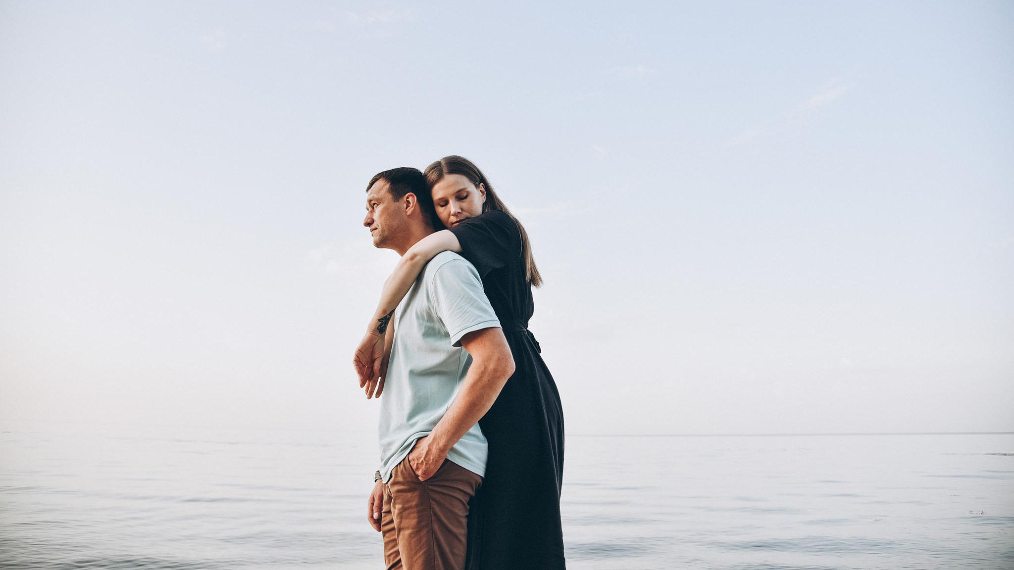 Frau umarmt ihren Partner