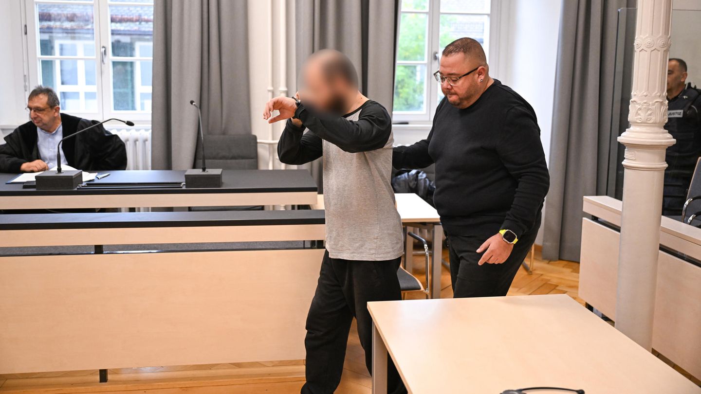 Ein Mann betritt in Handschellen den Gerichtssaal im Landgericht Ravensburg, Baden-Württemberg