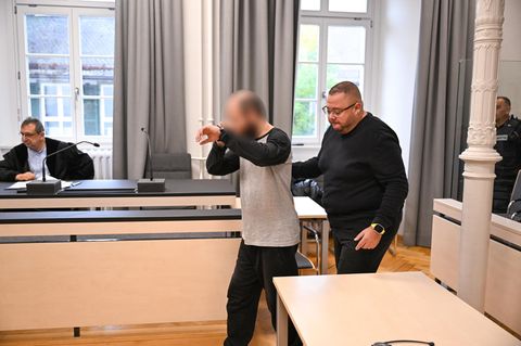 Ein Mann betritt in Handschellen den Gerichtssaal im Landgericht Ravensburg, Baden-Württemberg