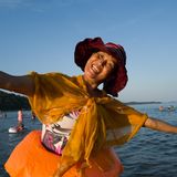 Nordkoreanerin lächelt freundlich in die Kamera