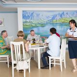 Gäste essen in einem Hotel zu Mittag