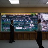 Zwei Männer zeigen eine Präsentation