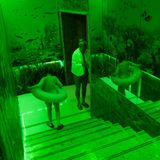 Grün beleuchteter Eingang einer Schwimmhalle