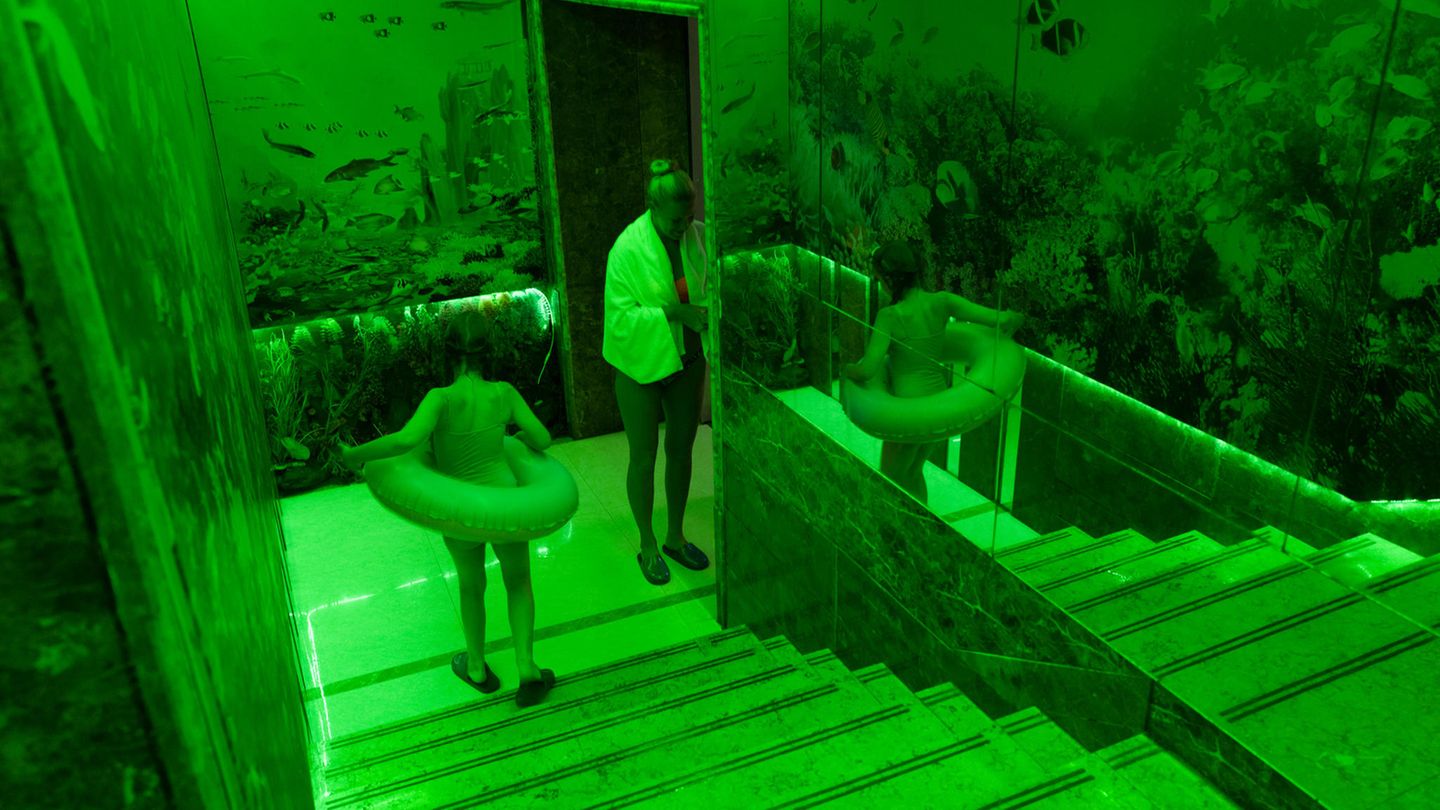 Grün beleuchteter Eingang einer Schwimmhalle Grün beleuchteter Eingang einer Schwimmhalle