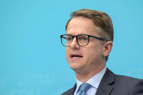 Der CDU-Generalsekretär Carsten Linnemann spricht vor einer blauen Wand