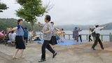 Koreanerinnen tanzen am Strand