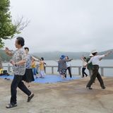 Koreanerinnen tanzen am Strand