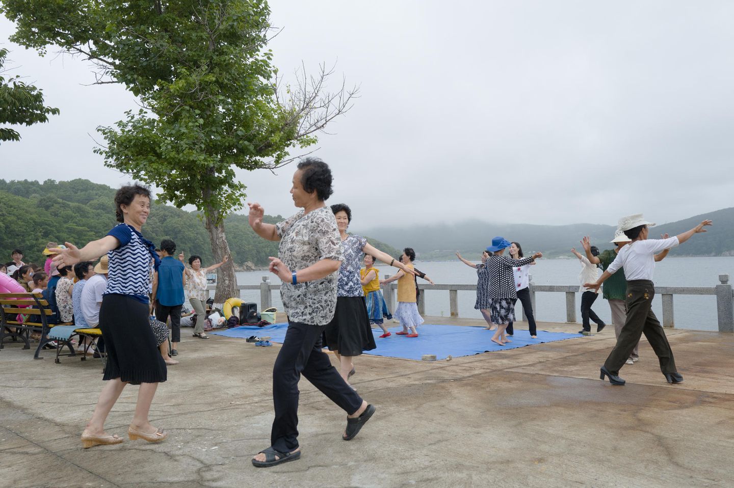 Koreanerinnen tanzen am Strand Koreanerinnen tanzen am Strand