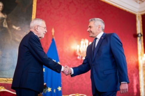Van der Bellen (l) und Nehammer in der Wiener Hofburg, 21.10.