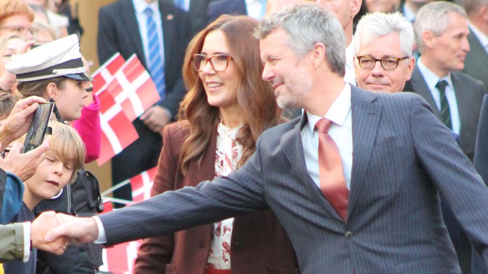 Hands are eagerly shaken goodbye. Then the royal couple goes home again Hands are eagerly shaken goodbye. Then the royal couple goes home again