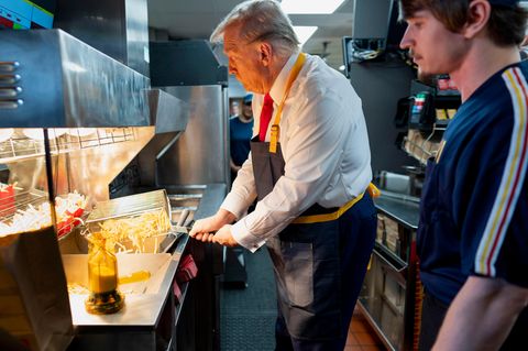 Donald Trump fritiert bei einem Wahlkampfauftritt Pommes bei Mcdonald's