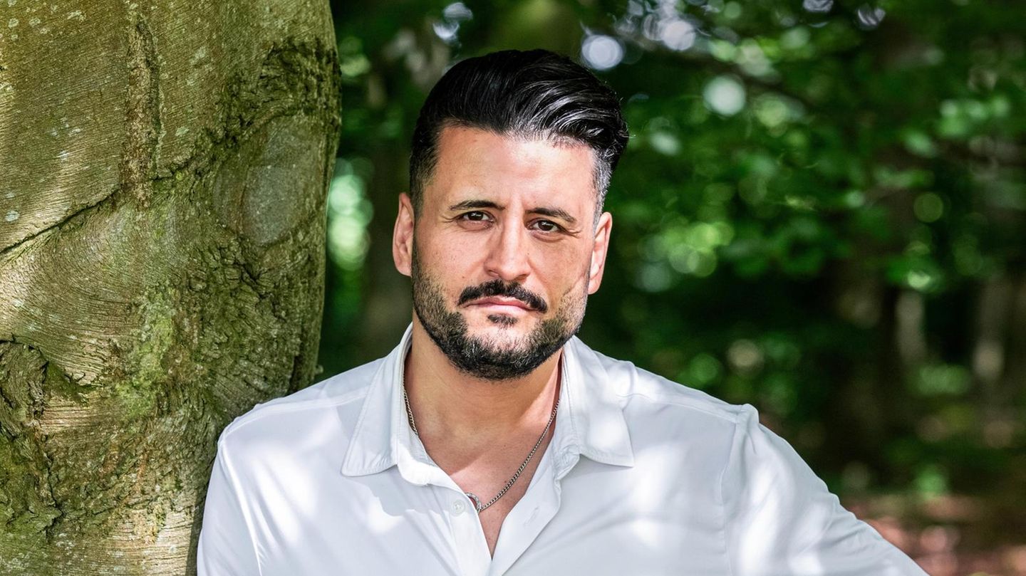 Ibrahim Arslan, Überlebender der Brandanschlag von Mölln lehnt an einem Baum Ibrahim Arslan, Überlebender der Brandanschlag von Mölln lehnt an einem Baum