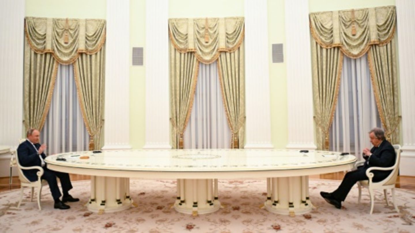 Guterres (r.) und Putin im April 2022 in Moskau