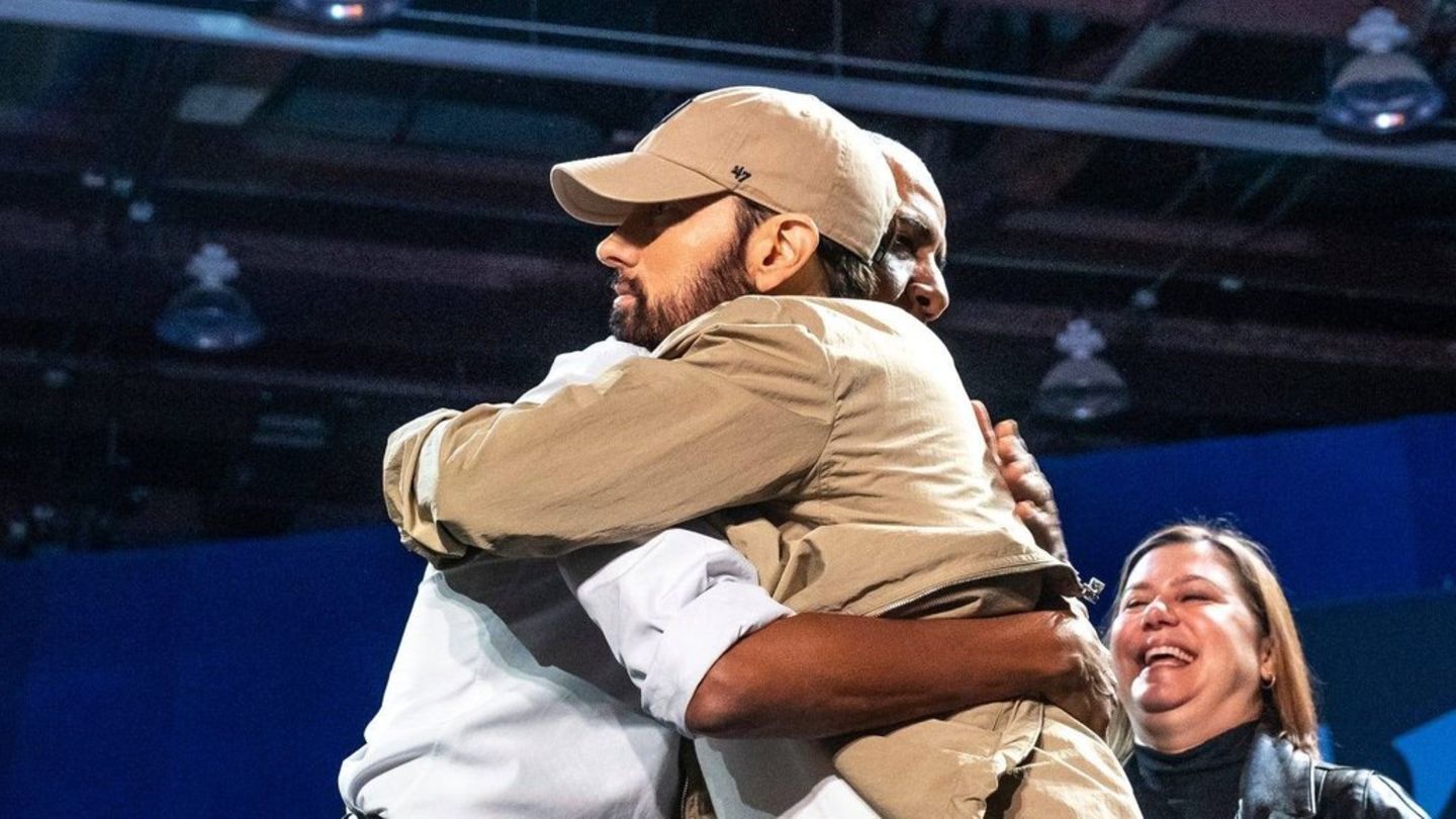 Barack Obama: Former President raps Eminem’s biggest hit