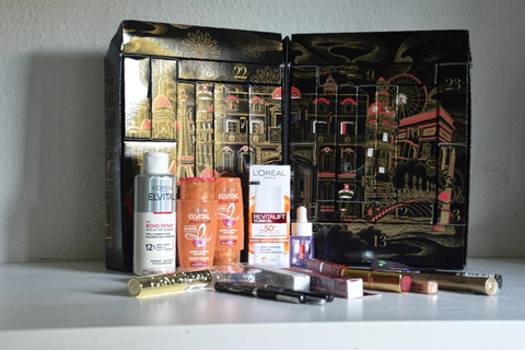 Der Loreal Adventskalender 2024 steht mit seinem Inhalt auf einem Tisch