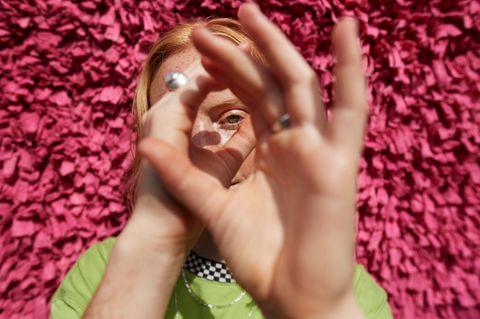 Eine Frau hält ihre Hände vor ihr Augen