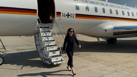 Außenministerin Annalena Baerbock steigt in Beirut aus dem Regierungsflieger