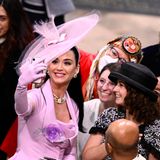 Perry goes Royal. Bei der Krönung von König Charles gehörte die Pop-Sängerin zu den geladenen Gästen und sorgte für Belustigung im Netz. Sie konnte ihren Sitzplatz einfach nicht finden. Da die Krönung live übertragen wurde, konnte jeder ihr dabei zuschauen, wie sie durch die Kirche irrte. Aber Entwarnung! Auf X (ehemals Twitter) postete sie kurz danach, dass sie ihren Sitz gefunden habe. Bei ihrem Auftritt bei der Krönungsfeier gab es dann aber zum Glück keine Orientierungs-Probleme.