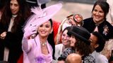 Perry goes Royal. Bei der Krönung von König Charles gehörte die Pop-Sängerin zu den geladenen Gästen und sorgte für Belustigung im Netz. Sie konnte ihren Sitzplatz einfach nicht finden. Da die Krönung live übertragen wurde, konnte jeder ihr dabei zuschauen, wie sie durch die Kirche irrte. Aber Entwarnung! Auf X (ehemals Twitter) postete sie kurz danach, dass sie ihren Sitz gefunden habe. Bei ihrem Auftritt bei der Krönungsfeier gab es dann aber zum Glück keine Orientierungs-Probleme.
