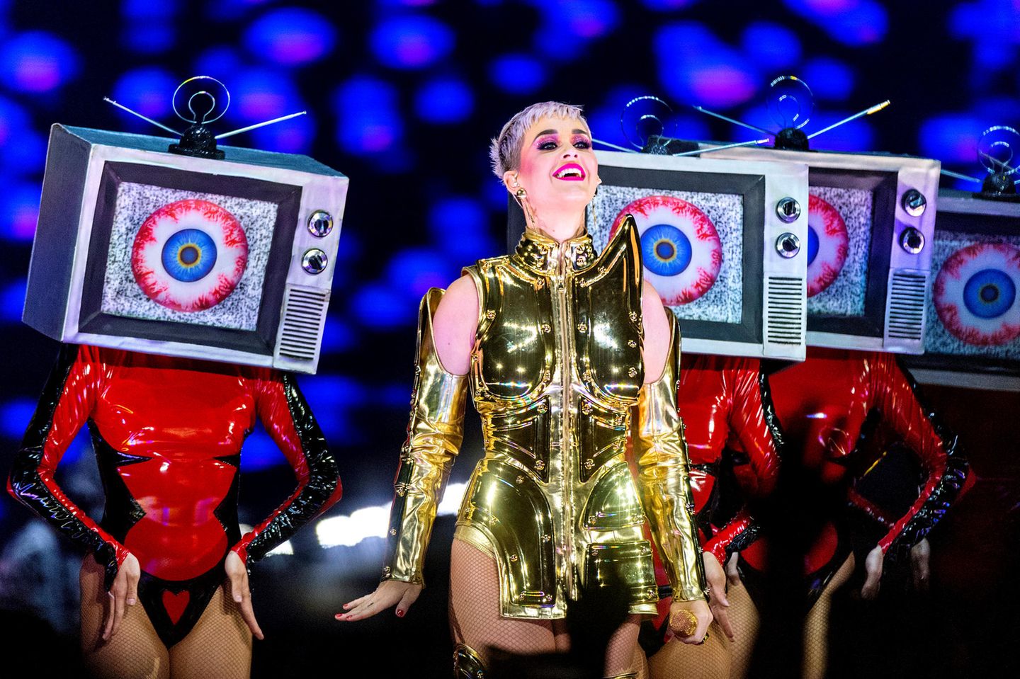 Katy Perry in einem goldenen Kostüm bei einem Auftritt