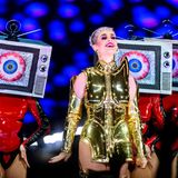Katy Perry in einem goldenen Kostüm bei einem Auftritt