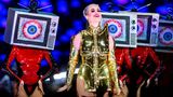 Katy Perry in einem goldenen Kostüm bei einem Auftritt