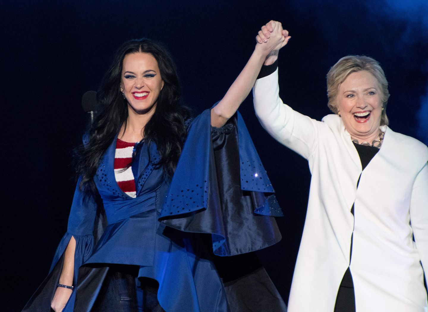 Auch politisch engagierte sich die "Roar" Interpretin. 2016 warb sie auf ziemlich ungewöhnliche Weise für die damalige US-Präsidentschaftskandidatin Hillary Clinton. In einem Videoclip von "Funny or Die" demonstrierte Perry, wie man direkt nach dem Aufstehen wählen gehen könne: Als Nacktschläferin spazierte die Sängerin kurzerhand ohne Kleidung zur Wahlurne.