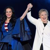 Auch politisch engagierte sich die "Roar" Interpretin. 2016 warb sie auf ziemlich ungewöhnliche Weise für die damalige US-Präsidentschaftskandidatin Hillary Clinton. In einem Videoclip von "Funny or Die" demonstrierte Perry, wie man direkt nach dem Aufstehen wählen gehen könne: Als Nacktschläferin spazierte die Sängerin kurzerhand ohne Kleidung zur Wahlurne.