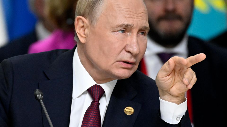 Der russische Präsident Wladimir Putin gestikuliert während einer Sitzung des BRICS-Gipfels in Kasan
