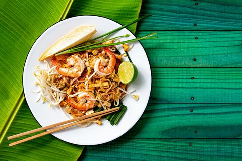 Pad Thai steht auf einem Tisch.