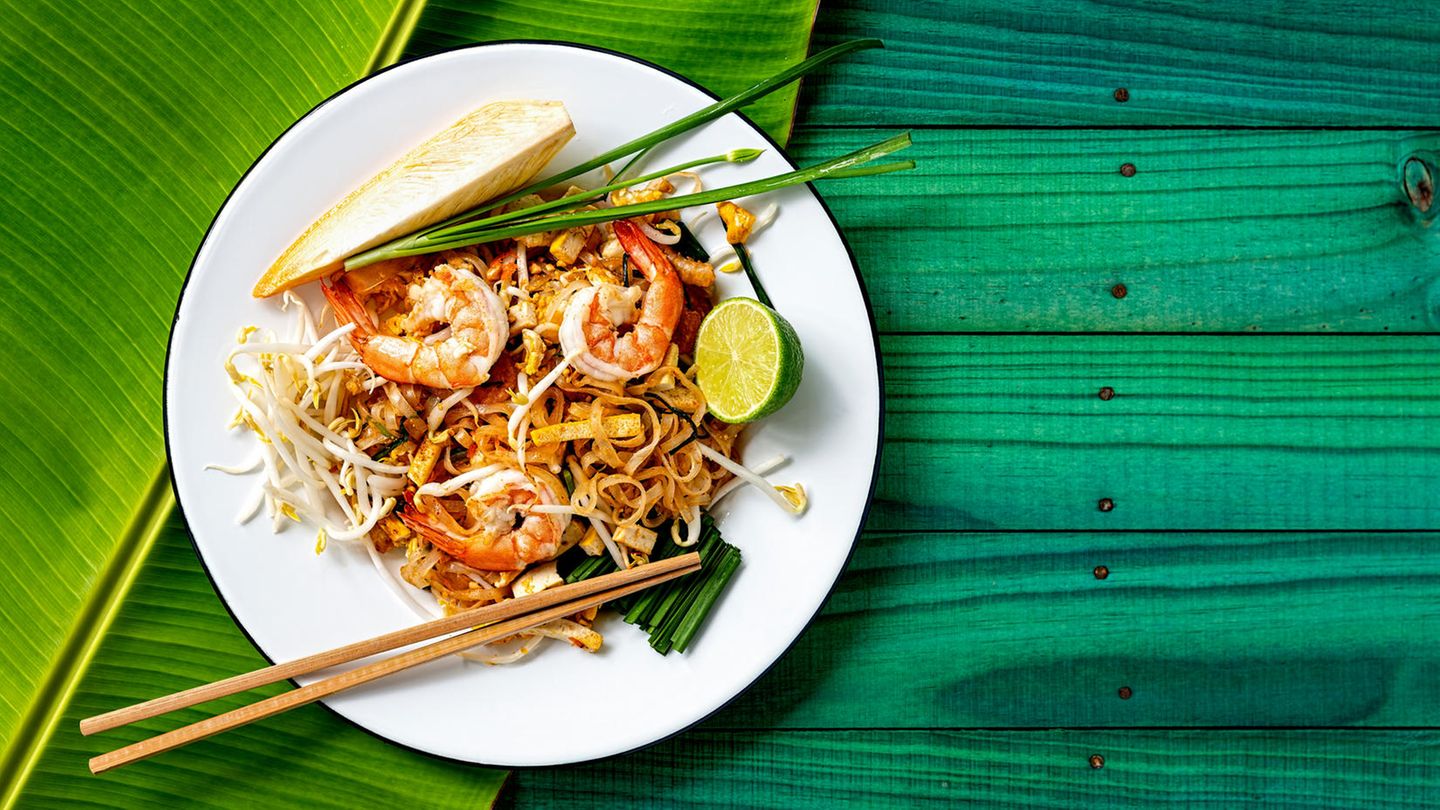 Pad Thai steht auf einem Tisch.