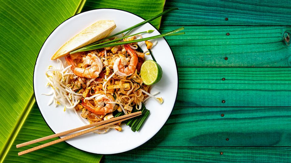 Pad Thai steht auf einem Tisch.