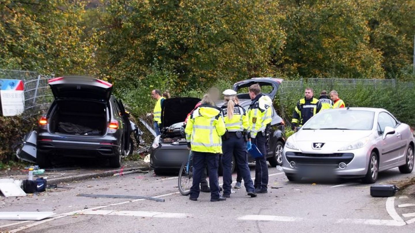 Dem Fahrer des Unfallwagens wurde eine Blutprobe entnommen. Foto: -/SDMG/dpa